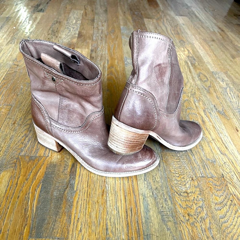 Andre Assous cowboy style tan leather ankle bootie size 38